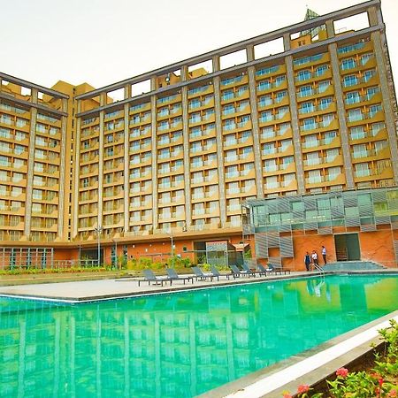 The Weekend Address Hotell Surat Eksteriør bilde