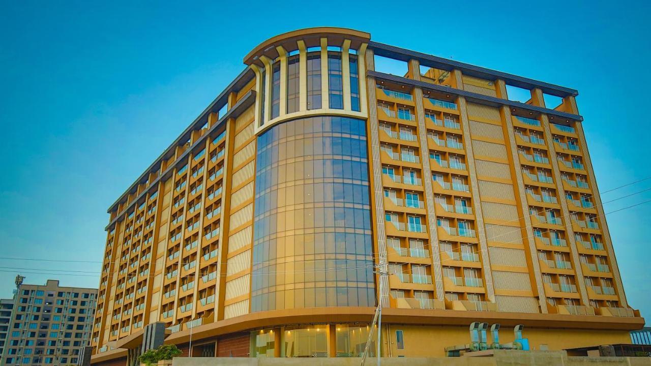 The Weekend Address Hotell Surat Eksteriør bilde