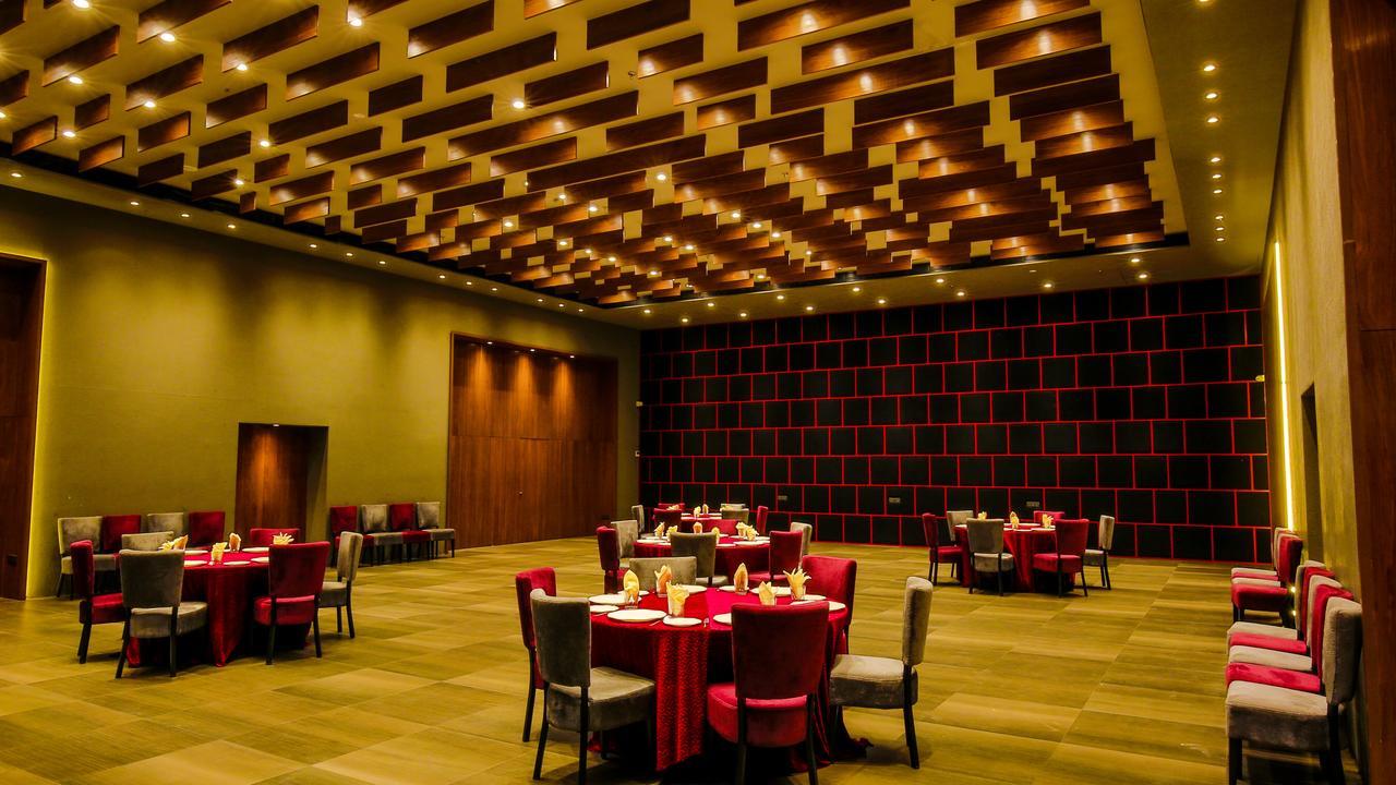 The Weekend Address Hotell Surat Eksteriør bilde