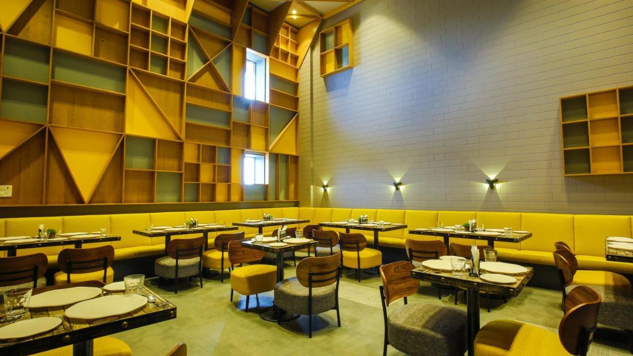 The Weekend Address Hotell Surat Eksteriør bilde