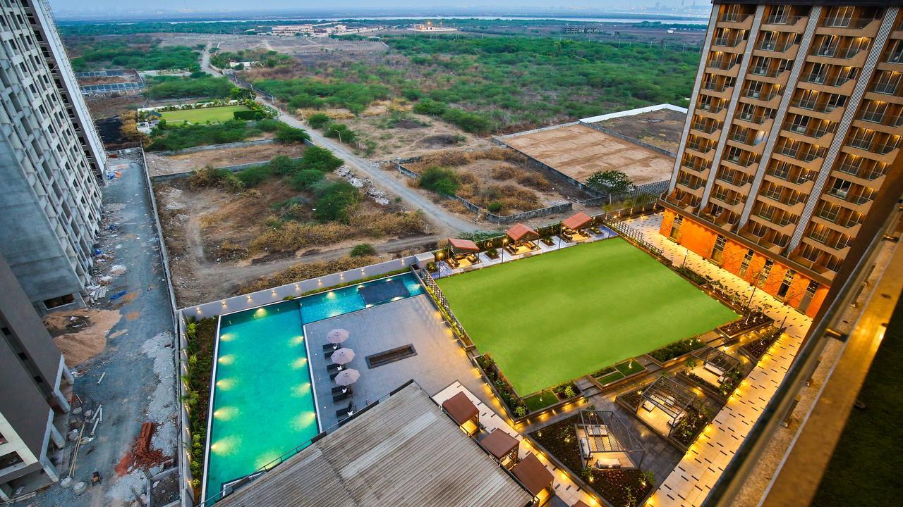 The Weekend Address Hotell Surat Eksteriør bilde