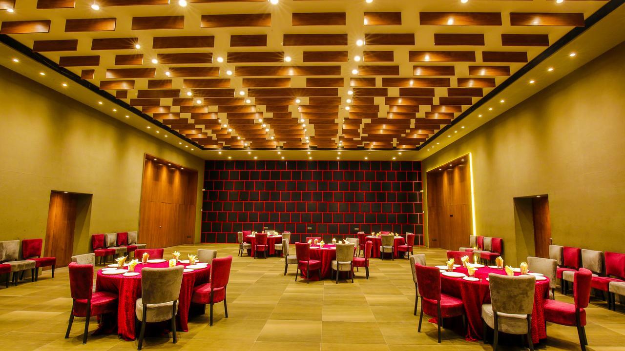 The Weekend Address Hotell Surat Eksteriør bilde
