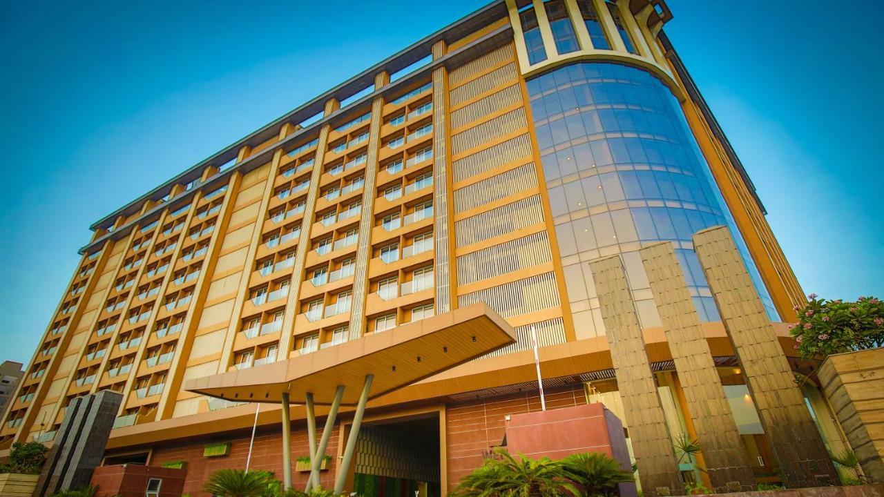 The Weekend Address Hotell Surat Eksteriør bilde