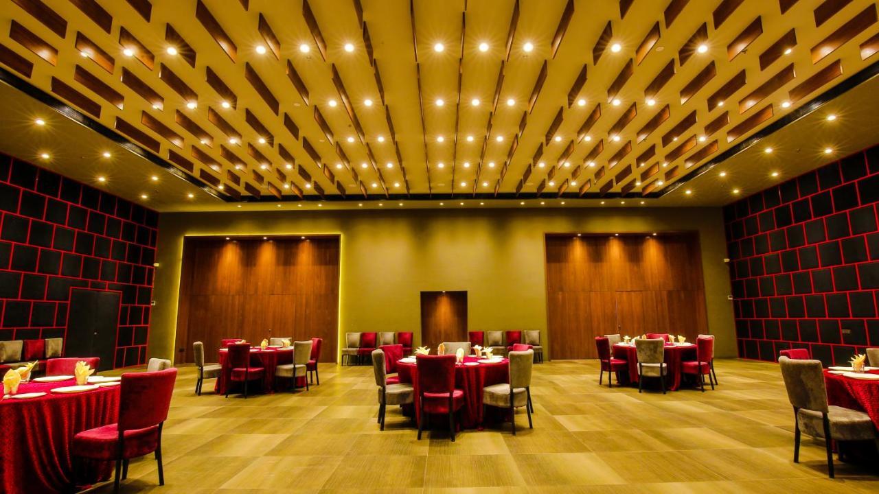 The Weekend Address Hotell Surat Eksteriør bilde