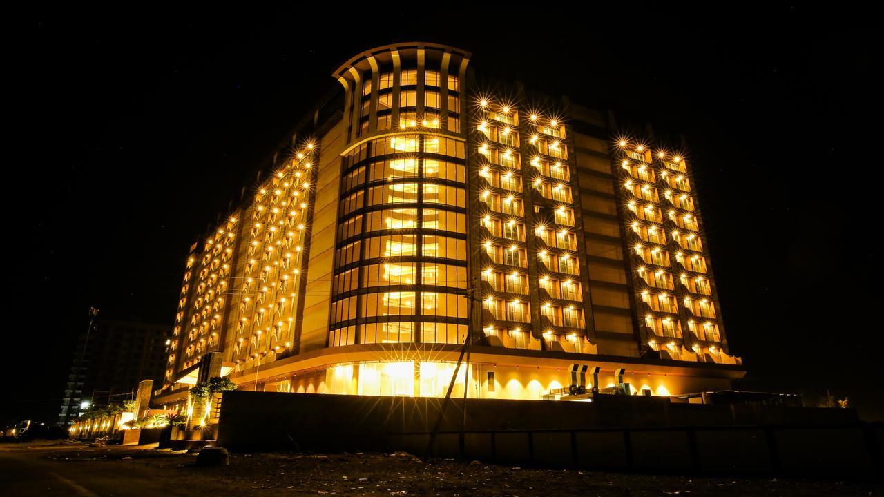 The Weekend Address Hotell Surat Eksteriør bilde