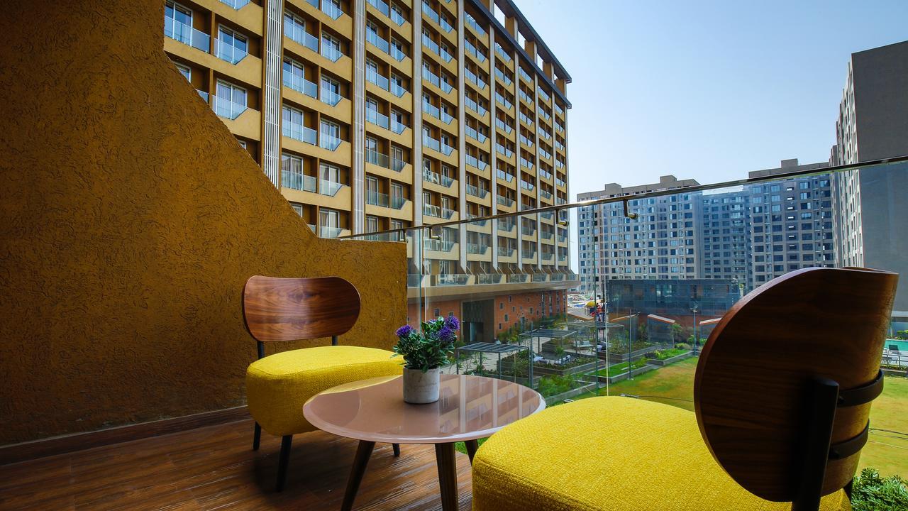 The Weekend Address Hotell Surat Eksteriør bilde
