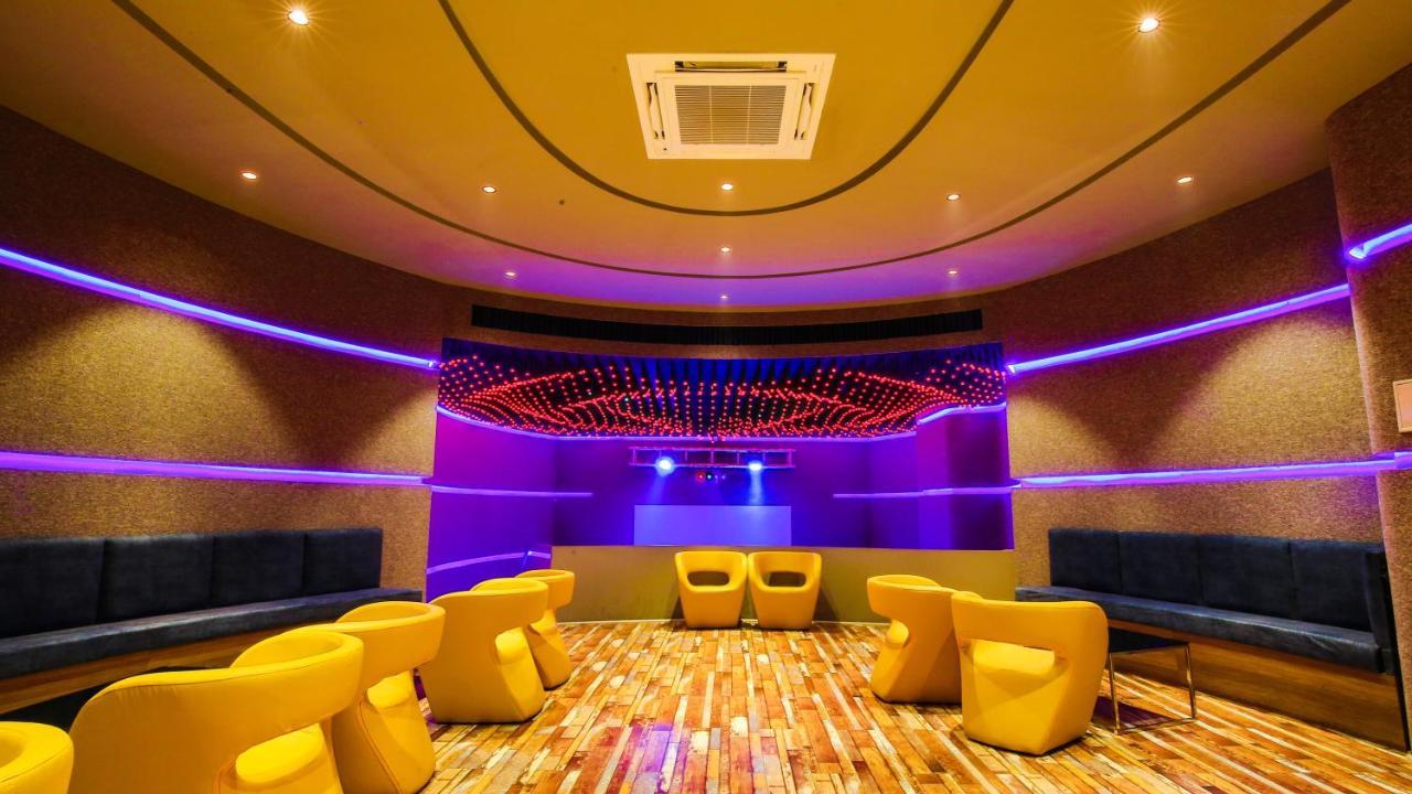 The Weekend Address Hotell Surat Eksteriør bilde