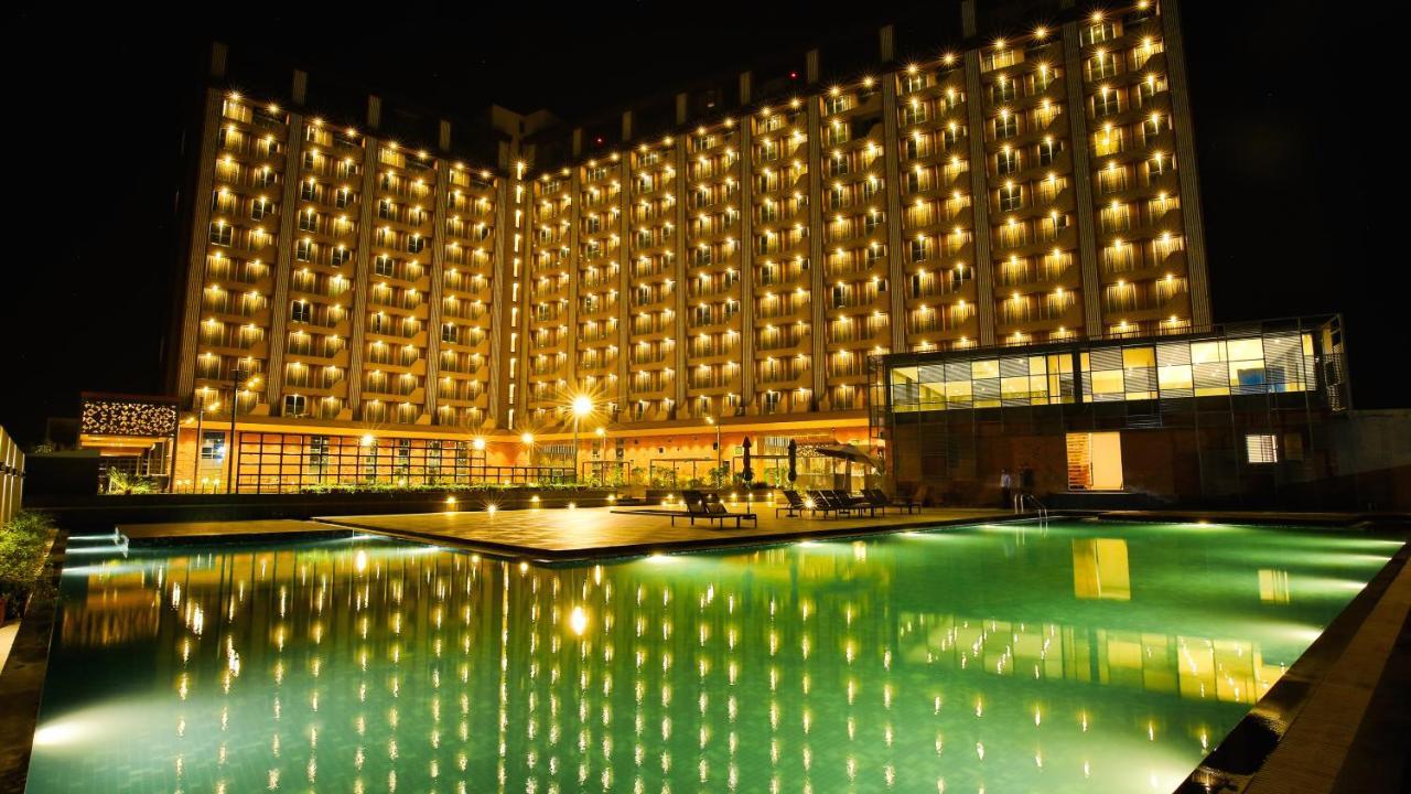 The Weekend Address Hotell Surat Eksteriør bilde